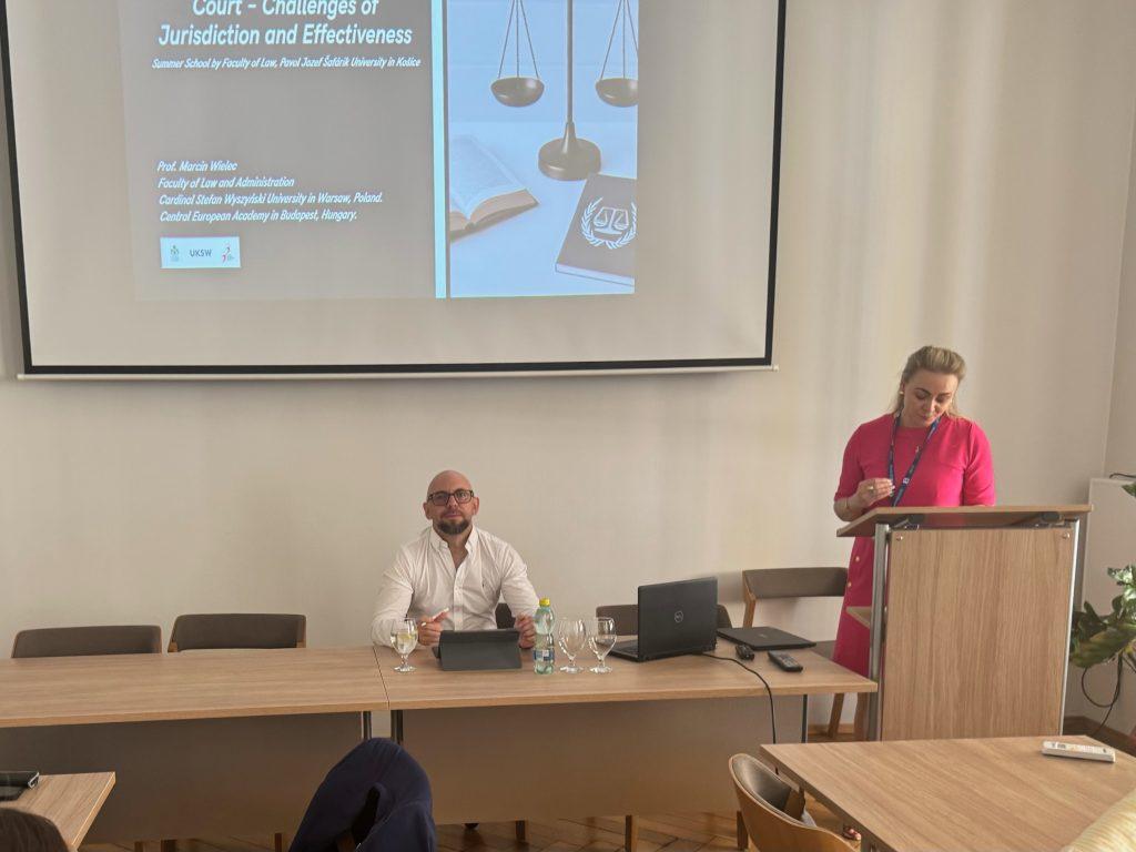 Ilustracja aktualności: Przedstawiciele TNKP w gronie wykładowców Summer School of International Humanitarian Law and International Human Rights Law na Uniwersytecie Pavla Jozefa Šafárika w Koszycach